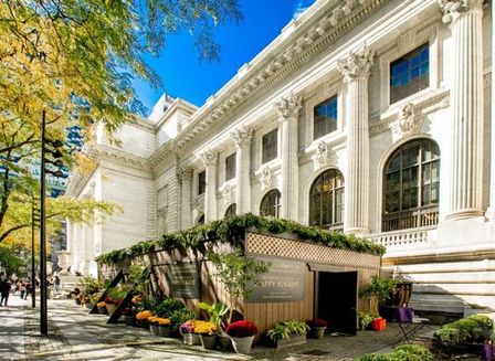 Chabad Lubavitch of Midtown Manhattans sukkah — a greenery-topped outdoor structure which Jewish people spend time in in observance of the Jewish holiday of Sukkot — stands on Fifth Avenue in front of the New York Public Library in New York